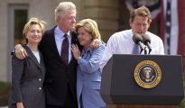 Al Gore, en la campaña presidencial del 2000. Detrás, Bill y Hillary Clinton.