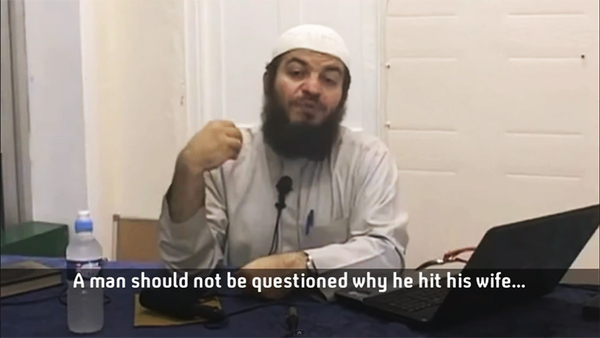 Haizam al Hadad es un juez del consejo británico de la sharia, y miembro de la junta asesora del Consejo Islámico de la Sharia. A propósito de la violencia doméstica, dijo en una entrevista: "A un hombre no se le debe preguntar por qué pega a su mujer, porque eso es algo entre ellos. Pueden resolver sus asuntos entre ellos". (Imagen tomada de un vídeo de Channel 4 News).