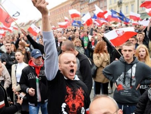 Identitarios polacos se manifiestan contra la entrada en su país de refugiados de origen musulmán.