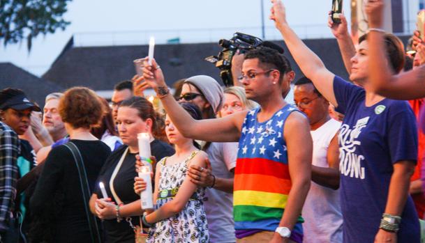 Homenaje a las víctimas poco después del incidente en la discoteca Pulse de Orlando 