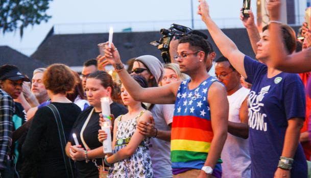 Homenaje a las víctimas poco después del incidente en la discoteca Pulse de Orlando