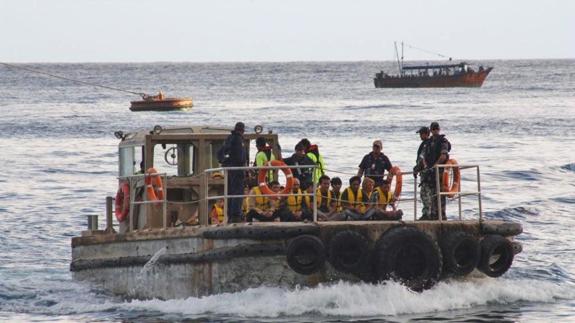 Un barco traslada a un grupo de refugiados a Isla de Navidad 