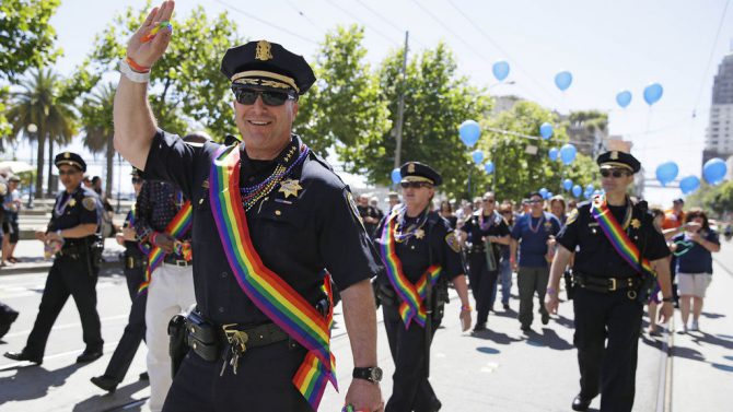El jefe de Policía de San Francisco junto a sus hombres en el desfile del Orgullo Gay de la ciudad.