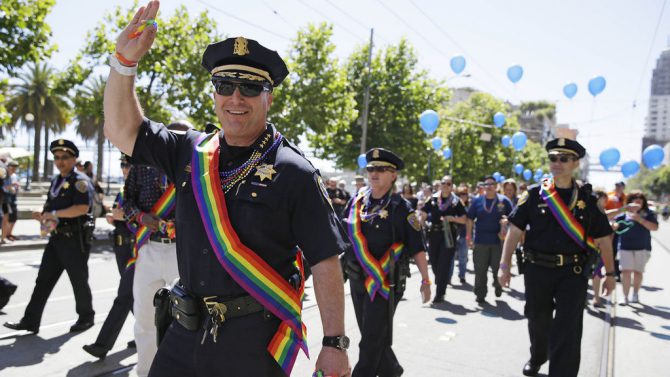 El jefe de Policía de San Francisco junto a sus hombres en el desfile del Orgullo Gay de la ciudad. 