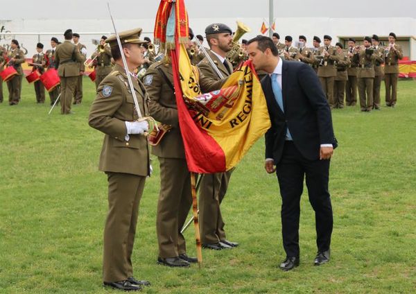 Uno de los jurandos besa la Bandera