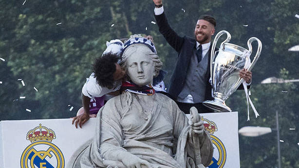 Marcelo y Sergio Ramos junto a la diosa Cibeles.