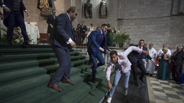 Momento en el que los invitados trataban de reducir al hombre que ha irrumpido al grito de «Alá es grande» en la Iglesia de San Pablo, en Valladolid 