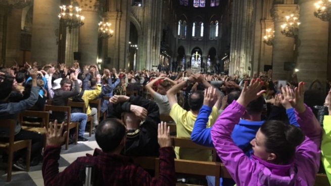 La policía gala mantuvo a 900 personas encerradas dentro de Notre Dame para asegurar la zona