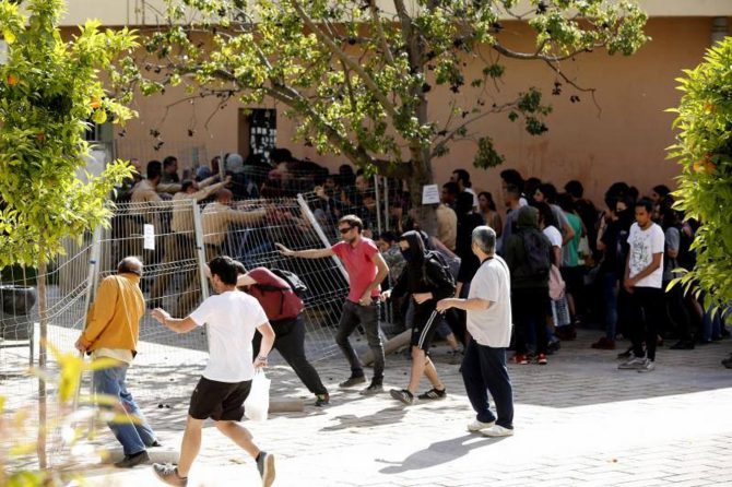 Imagen de archivo de un grupo de okupas asaltando el colegio mayor Luis Vives de Valencia