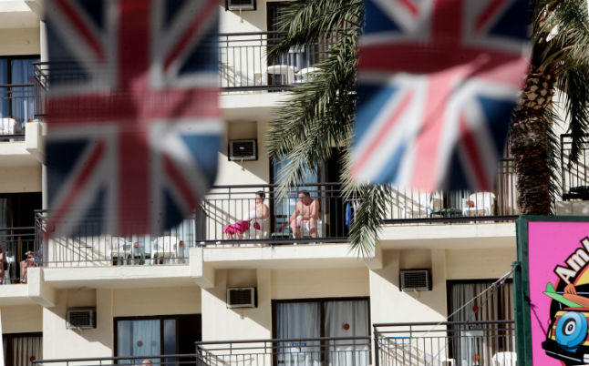 Turistas británicos en el balcón de un hotel de Mallorca.