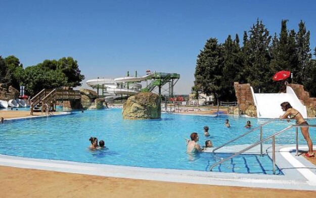 Instalaciones de las piscinas municipales en Monzón.