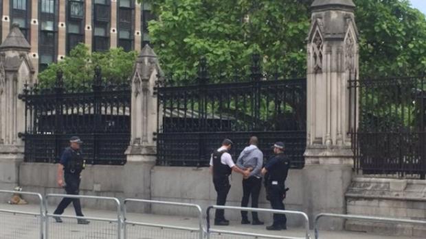 El hombre detenido por los agentes británicos en los alrededores del Parlamento