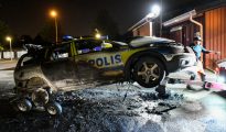 Incendiado un coche de la policía en Lindängen, Malmö, en 2016.