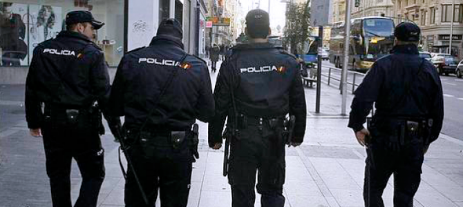 Imagen de archivo de unos agentes de la Policía Nacional en Madrid.