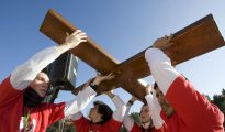 Jóvenes españoles portando una cruz.