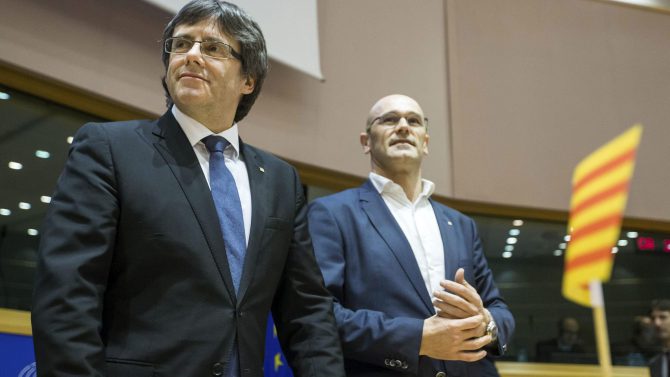 Puigdemont y Romeva, durante un acto independentista en Bruselas