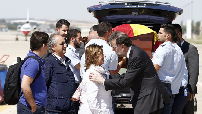 Rajoy recibe en Torrejón de Ardoz el cuerpo sin vida de Ignacio Echeverría.