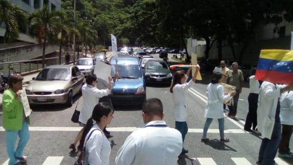 Los médicos venezolanos protestan por la falta de insumos en el país