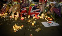 Velas y flores de una vigilia celebrada el 23 de mayo de 2017 en Manchester, Inglaterra, luego de que en la noche de la víspera un terrorista suicida matara a 22 asistentes a un concierto.