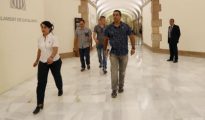 Agentes de la Guardia Civil a su llegada al parlamento de Cataluña para requerir documentación relativa al «caso del 3%»
