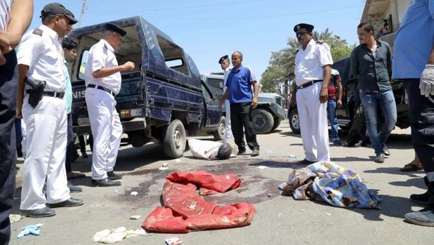 Varios policías inspeccionan la escena de un ataque terrorista en Al Badrashín (Egipto)