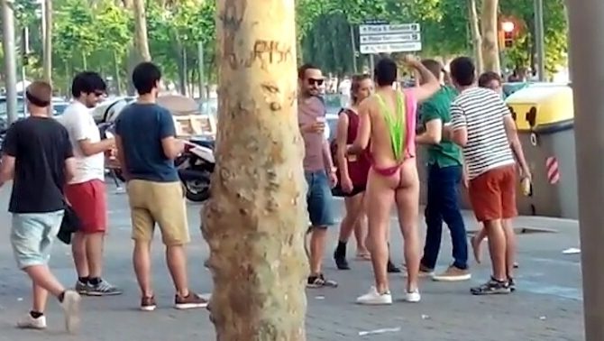 Un vecino pudo grabar a un joven que paseaba prácticamente desnudo por la calle