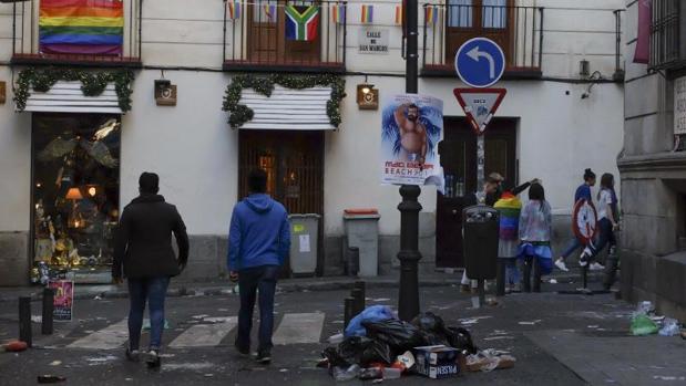 Basura desperdigada por las calles del centro de Madrid tras el día central del Orgullo Gay