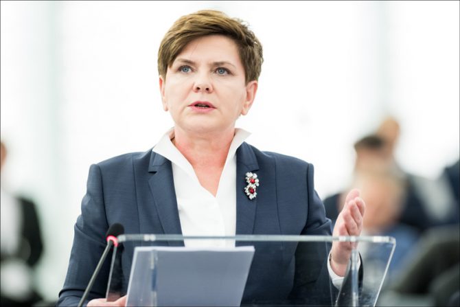 En un discurso del 24 de marzo, la primera ministra polaca, Beata Szyd?o, dijo que su país no sería sometido a chantaje por los funcionarios de la UE: "No vamos a participar en la locura de la elite bruselense... Esto es un ataque a Europa, a nuestra cultura, nuestras tradiciones". (Foto: Parlamento Europeo//Flickr)