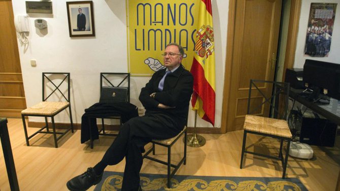Miguel Bernad, en la sede de Manos Limpias.