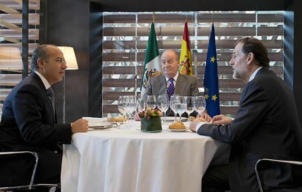El expresidente de México Felipe Calderón, el rey Juan Carlos y el presidente español Mariano Rajoy