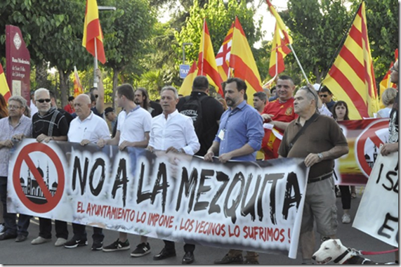 Anglada y Canduela, al frente de la manifestación.