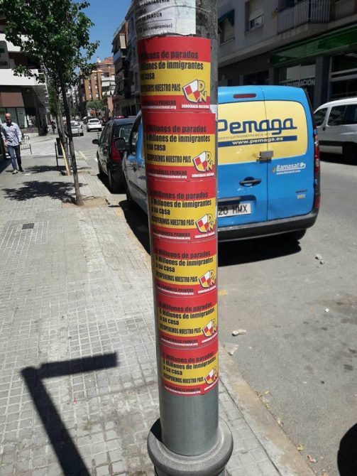 Pegatinas de DN contra la ampliación y traslado de la mezquita de Sant Feliu (InfoTalQuall)