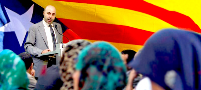 En la imagen, Nouredinne Ziani, exdirector del Espacio Catalanomarroquí de la Fundación Nous Catalans, dirigiéndose a un grupo de magrebíes.