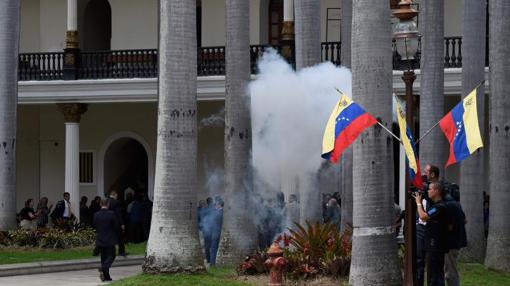 Ataque con pirotecnia y gases lacrimógenos a la sede del Legislativo