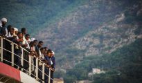 Cientos de inmigrantes llegan a bordo de la embarcación «Vos Prudence» de Médicos Sin Fronteras al puerto de Salerno, al sur de Italia