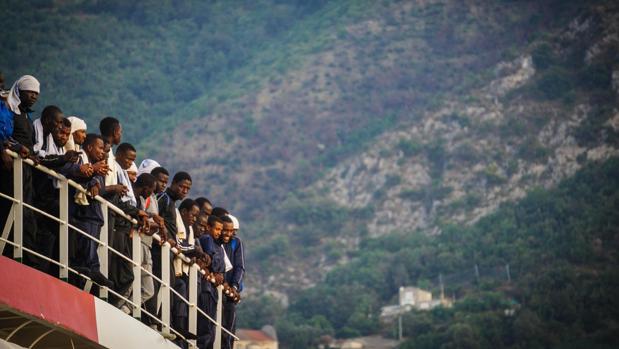 Cientos de inmigrantes llegan a bordo de la embarcación «Vos Prudence» de Médicos Sin Fronteras al puerto de Salerno, al sur de Italia