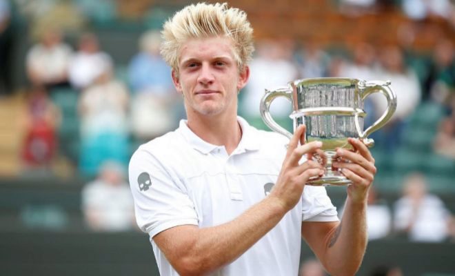 Davidovich, con su trofeo de campeón júnior en Wimbledon.