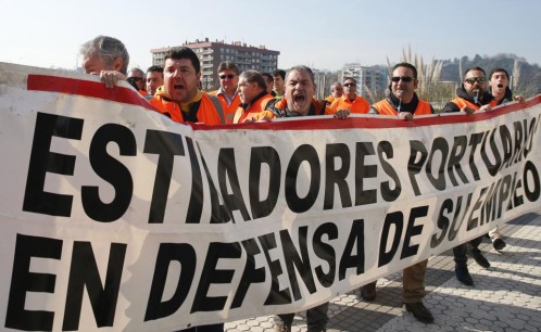 Estibadores del Puerto de Pasaia protestan durante una de las jornadas de huelga de los estibadores  
