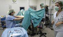 Un facultativo realiza un aborto en un centro sanitario (Foto El Periódico).