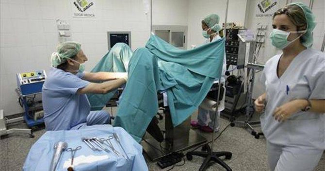 Un facultativo realiza un aborto en un centro sanitario (Foto El Periódico). 