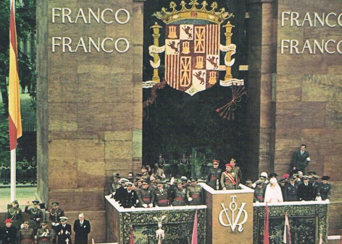 Franco preside el desfile de la victoria tras el fin de la guerra civil