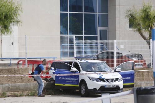 Agentes de los Mossos d'esquadra y policía local en el lugar donde un hombre ha herido hoy con un arma de fuego a dos policías locales.