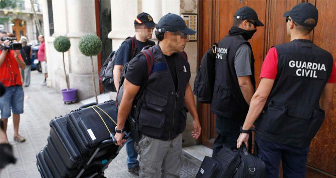 Agentes de la Guardia Civil, en un registro anterior por el 'caso 3%