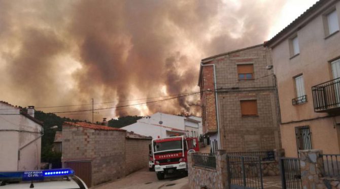 El incendio está próximo a algunas casas 