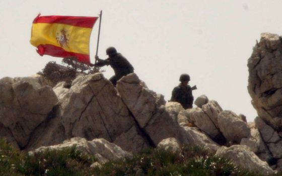 Soldados españoles toman el islote de Perejil el 17 de julio de 2002.