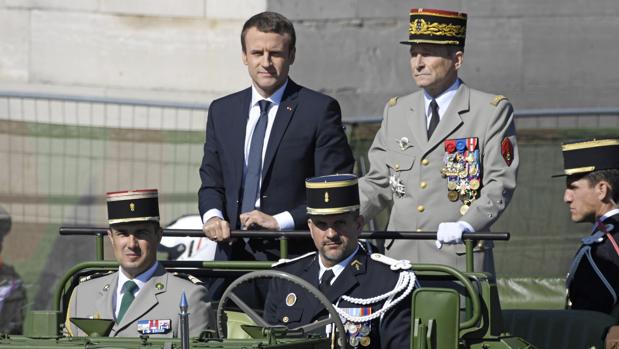El jefe del Estado Mayor del Ejército francés, Pierre de Villiers y Emmanuel Macron