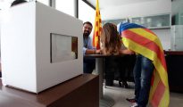 Una joven vota en la consulta independentista del 9 de noviembre de 2014.