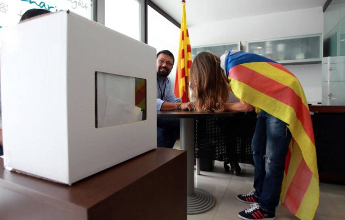 Una joven vota en la consulta independentista del 9 de noviembre de 2014.