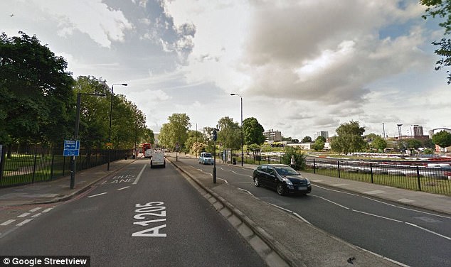 El incidente tuvo lugar en Burdett Road (foto), el 4 de julio
