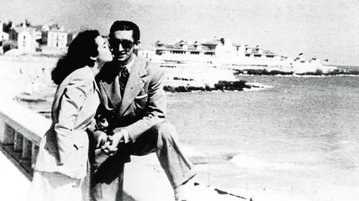 La actriz Lupe Sino besa a Manolete en Lisboa en marzo de 1947. Fue el gran amor de su vida